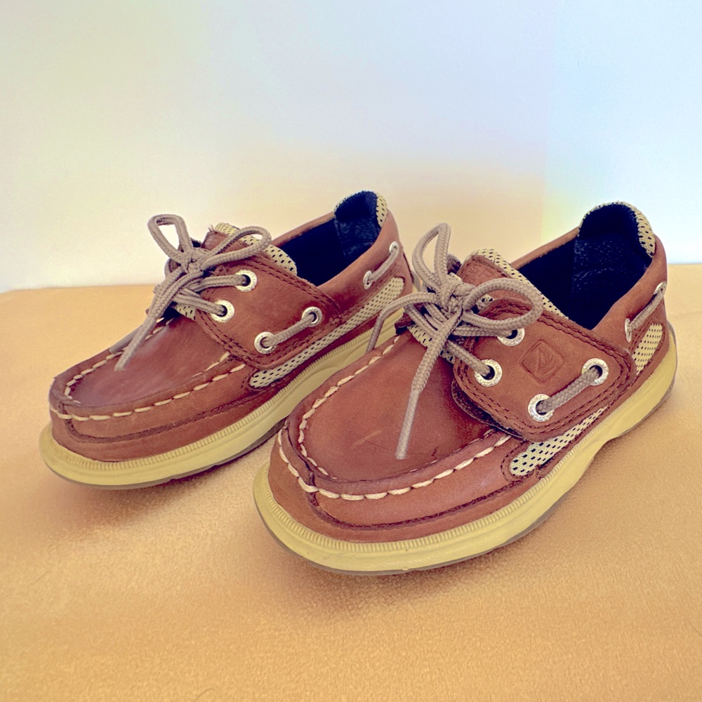 Sperry Lanyard A/C Boys 7.5 hook & loop for easy off and on. Leather Upper